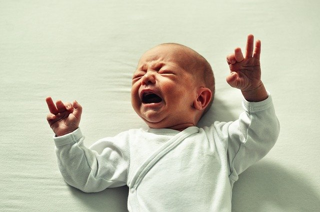 Kapalointi, oikeanlainen liikuttelu ja suhinaääni – Vanhat konstit rauhoittavat itkuisen vauvan